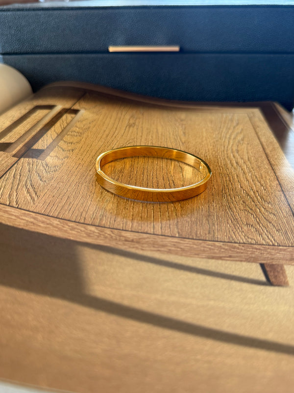 Upper Class Gold Clasp Bracelet